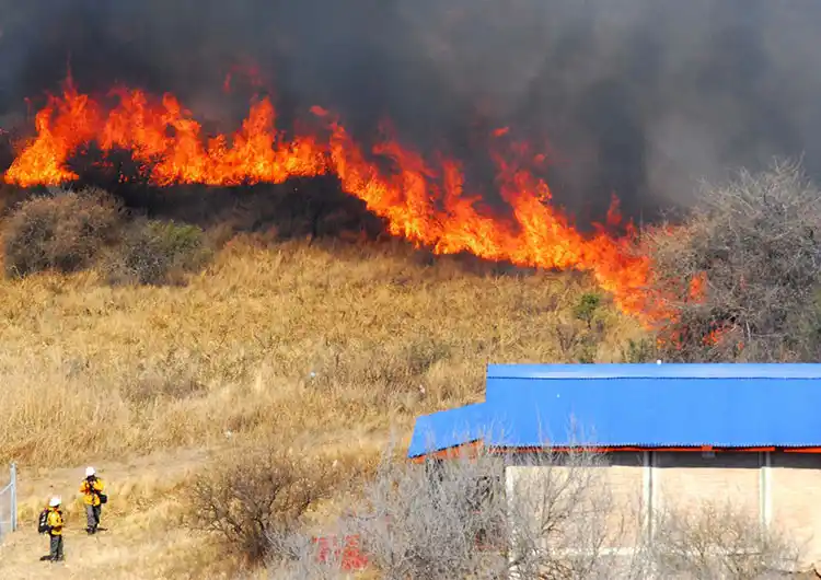 Con varios focos contenidos y extinguidos continúa el combate a los incendios en Córdoba