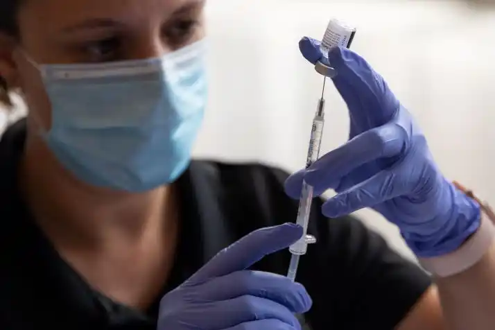 Lo que debe saber de la ‘Comirnaty’, la vacuna contra COVID-19 que aprueba plenamente la FDA