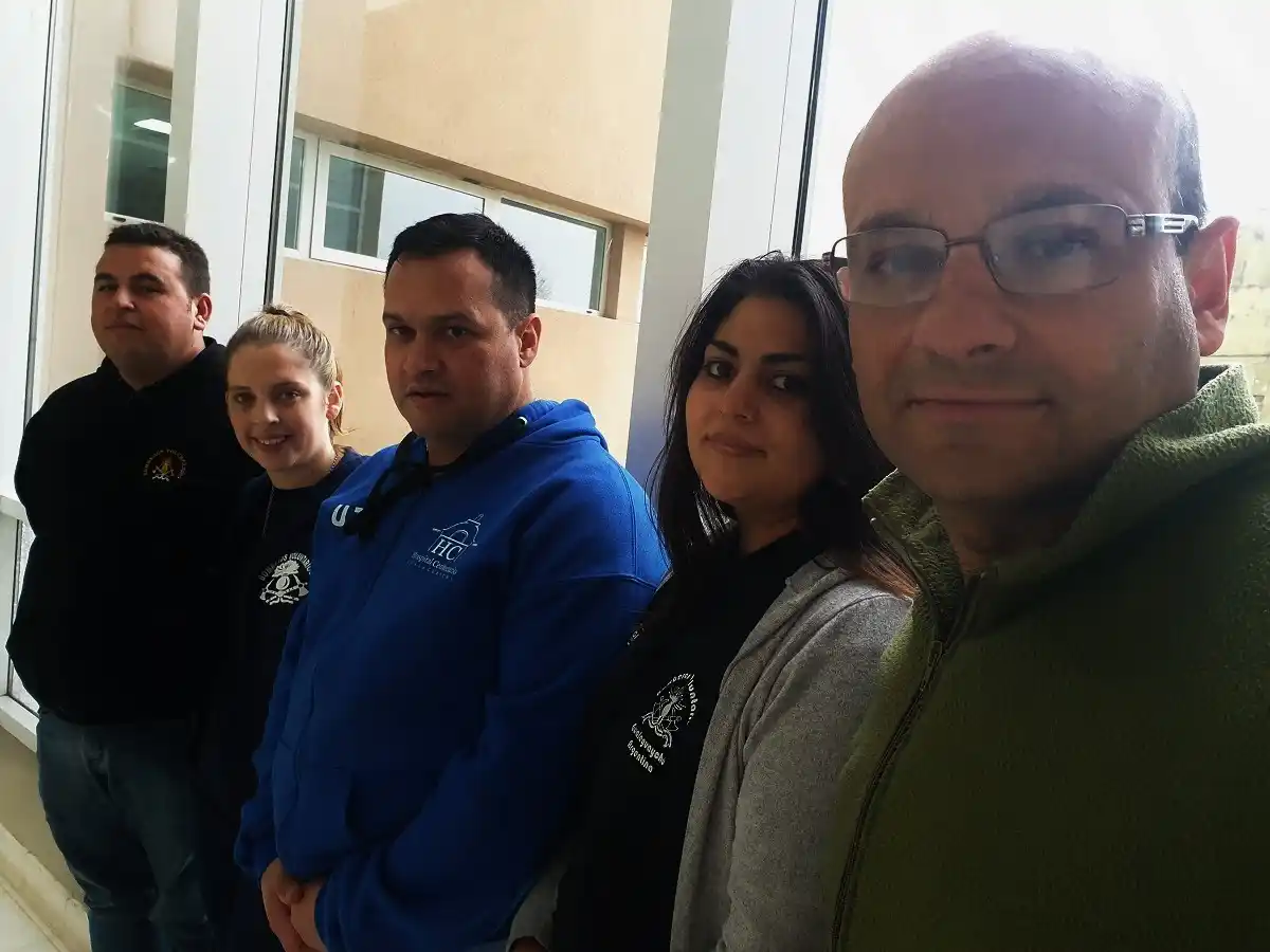 Además de ser enfermeros en el Hospital, tres hombres y dos mujeres son bomberos