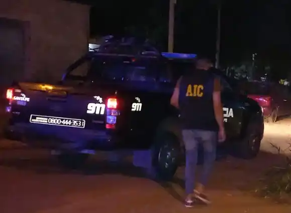 Cuando el primer patrullero arribó al lugar encontró a un joven tendido en el suelo con varias heridas, una de ellas en la cabeza.