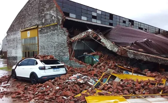 Una fuerte tormenta con intensos vientos produjo graves destrozos en 9 de Julio