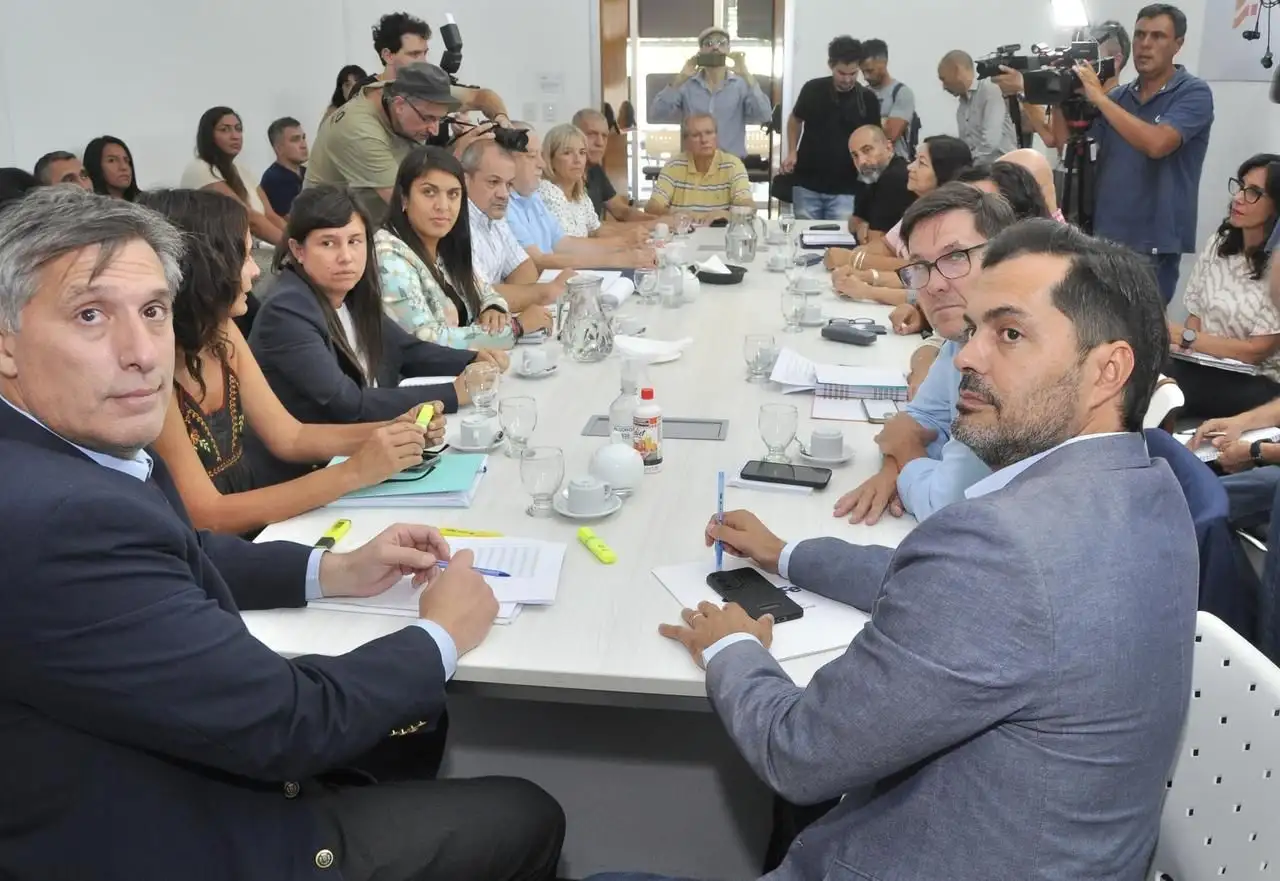 La reunión paritaria contó con la participación de tres ministros del gobierno de Maximiliano Pullaro. Foto: GSF