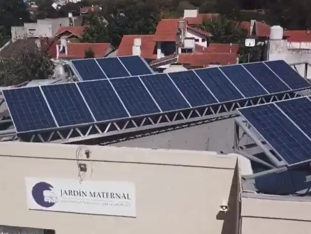 En 2017, el Jardín Maternal ya había hecho historia al convertirse en el primer edificio educativo en contar con un sistema de abastecimiento eléctrico solar