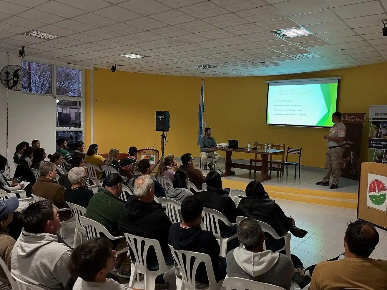 Exitosa charla sobre recambio de reinas y multiplicación en apicultura