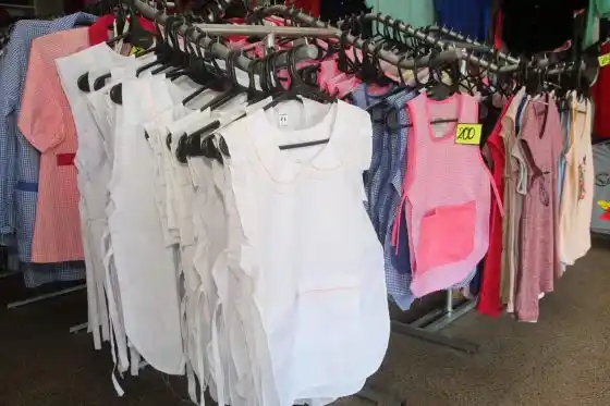Se intensifican las ventas de guardapolvos y ropa escolar para empezar las clases