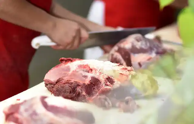 Promueven el programa "carnicerías saludables" contra las bacterias de la carne cruda