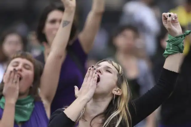 Multitudinaria marcha en repudio al fallo que dejó libre a los femicidas de Lucía Pérez