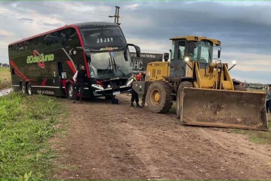 Decenas de pasajeros varados por un colectivo de larga distancia que se atascó en una zanja