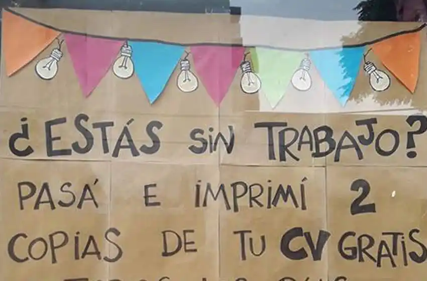 Un comercio imprime currículums gratis a personas que estén sin trabajo