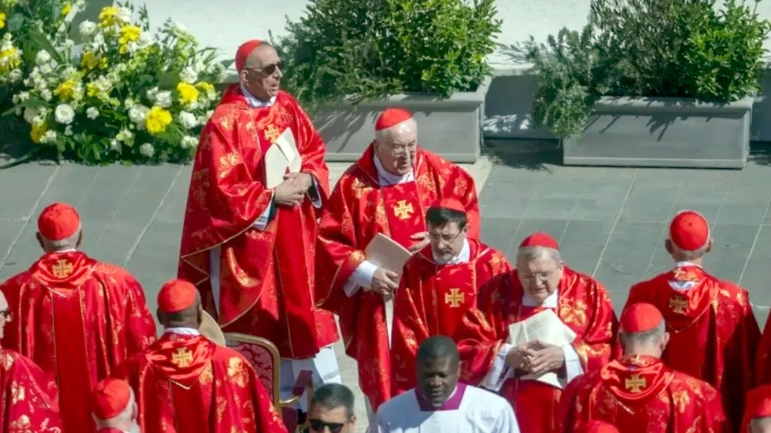 Cardenales rindieron homenaje a Francisco y se preparan para un Cónclave colmado de intriga