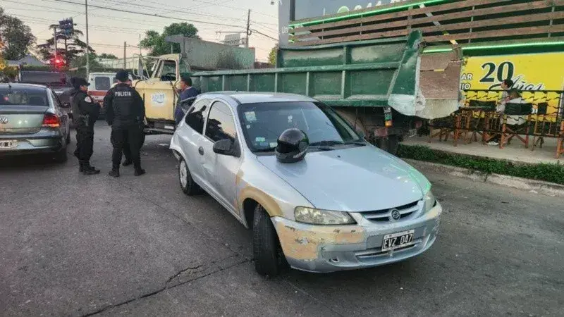 Un camión chocó contra cinco vehículos en Circunvalación y Mendoza: no hubo heridos