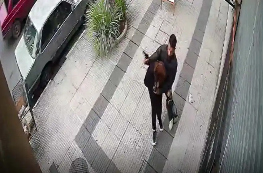 Estremecedor video: una jubilada fue baleada por un delincuente tras resistirse a un robo