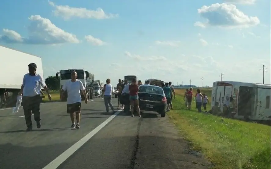 Micro volcó a pocos kilómetros de Las Flores y murieron cinco personas