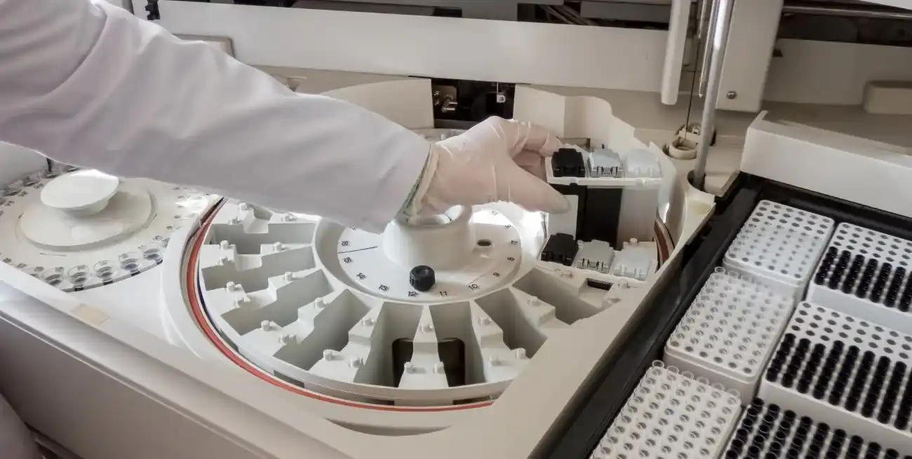 Inhibir preventivamente las actividades productivas del laboratorio con domicilio en Rosario.