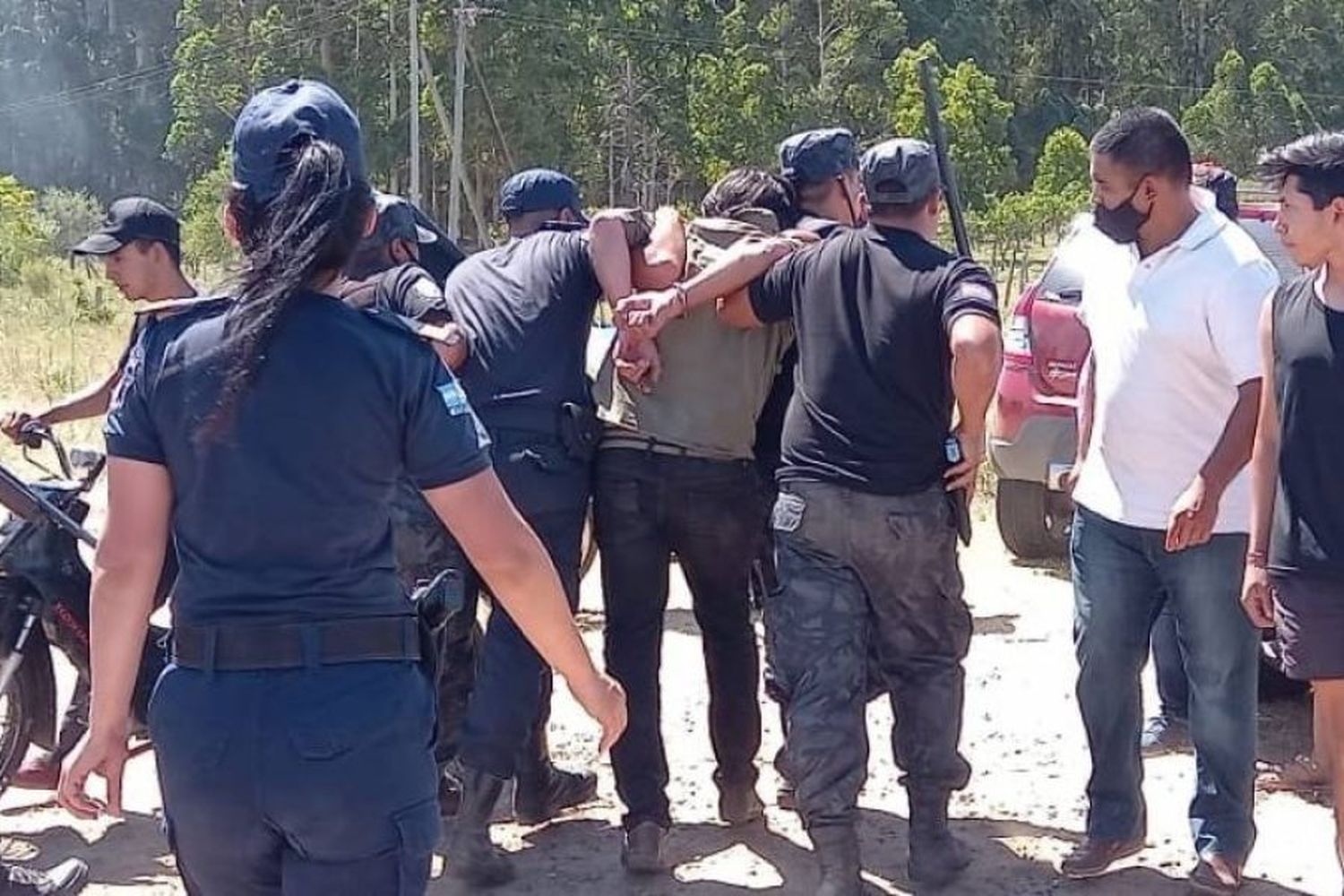 Enfrentamiento entre policías y vecinos con disparos, piedras y golpes