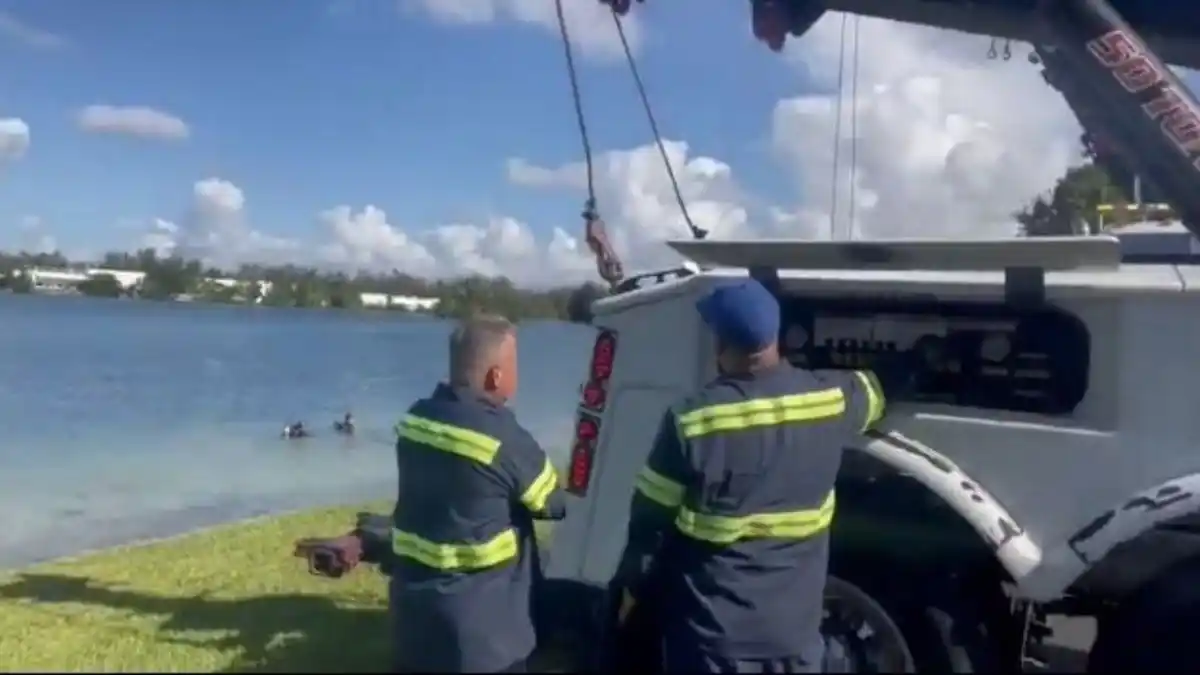 SUMERGIDOS EN UN LAGO: Policía de Miami-Dade recupera vehículos en Doral (VIDEO)