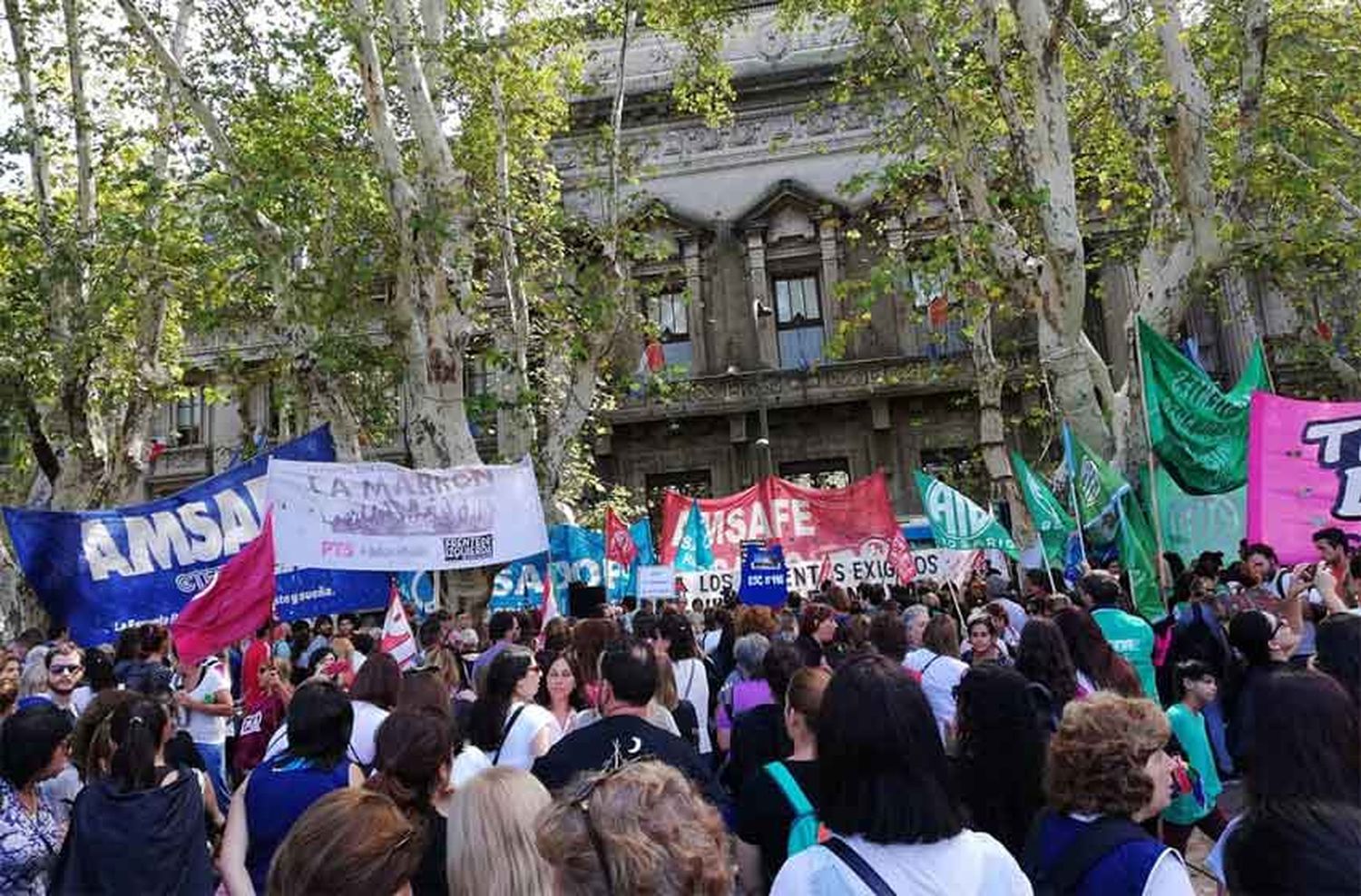 Martes caótico: docentes y estatales se movilizan a Gobernación en la quinta semana de paro