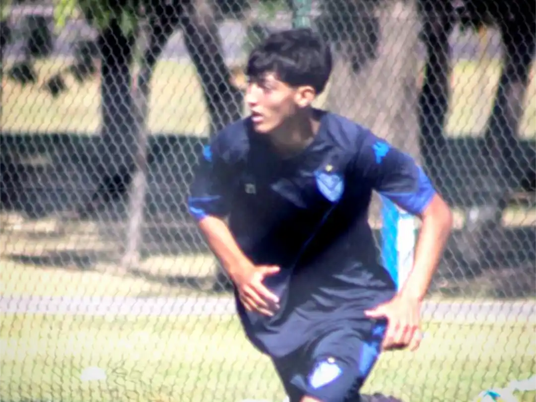 El jugador Dylan Curto se incorporó a Vélez Sarfield. PH: agencia.