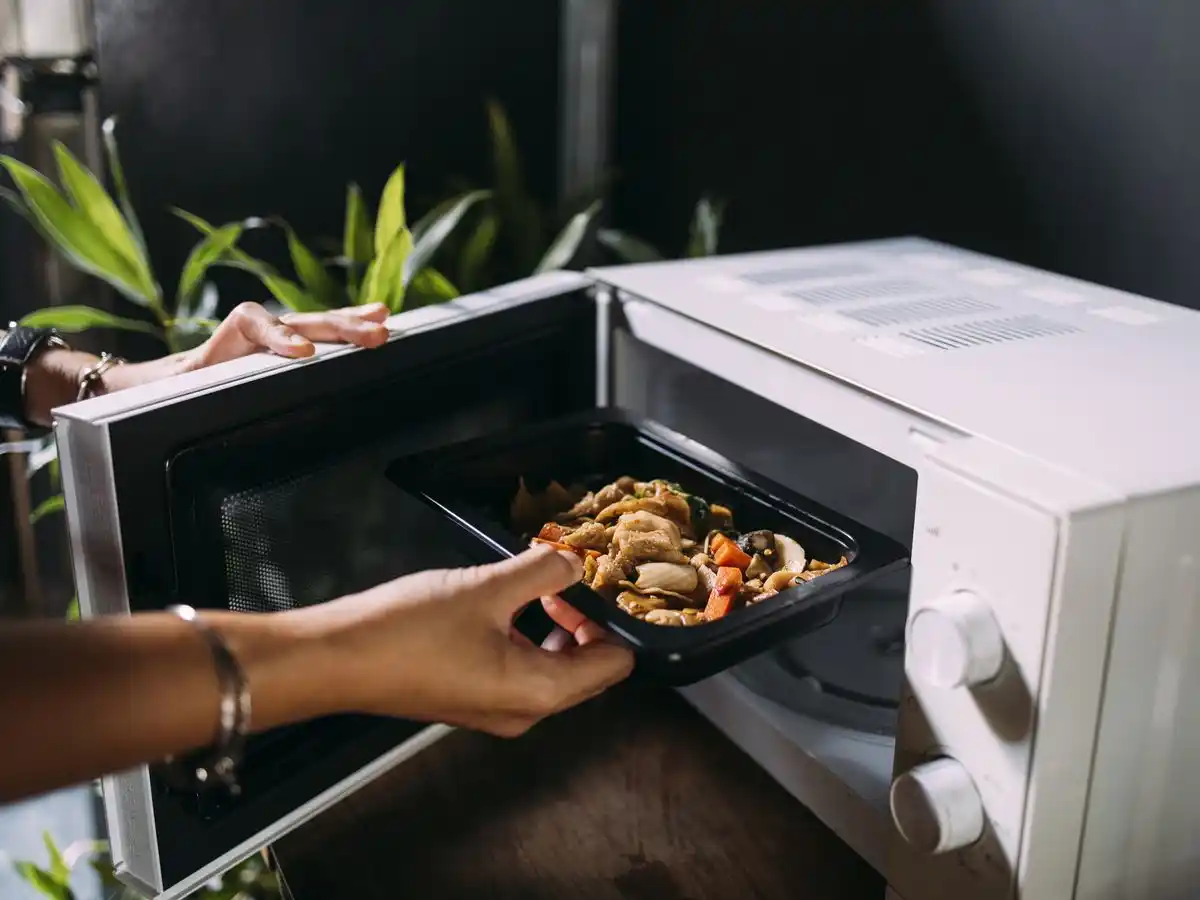 RÁPIDO Y FÁCIL: así puedes cocinar estos tres alimentos en el microondas (+Video)