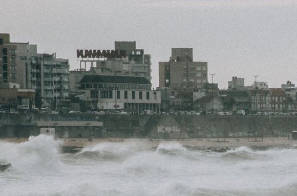 Siguen las lluvias en Mar del Plata y se suman ráfagas de hasta 78 km/h