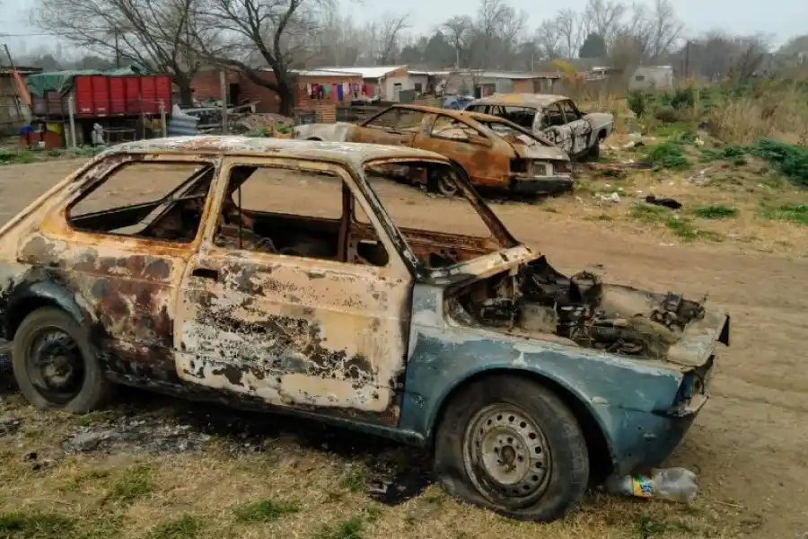 Un vecino de Rufino dejó 3 autos en un terreno y se los cortaron por "chatarra"
