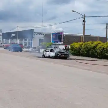 Un automóvil en desuso quedó consumido por las llamas en plena vía pública