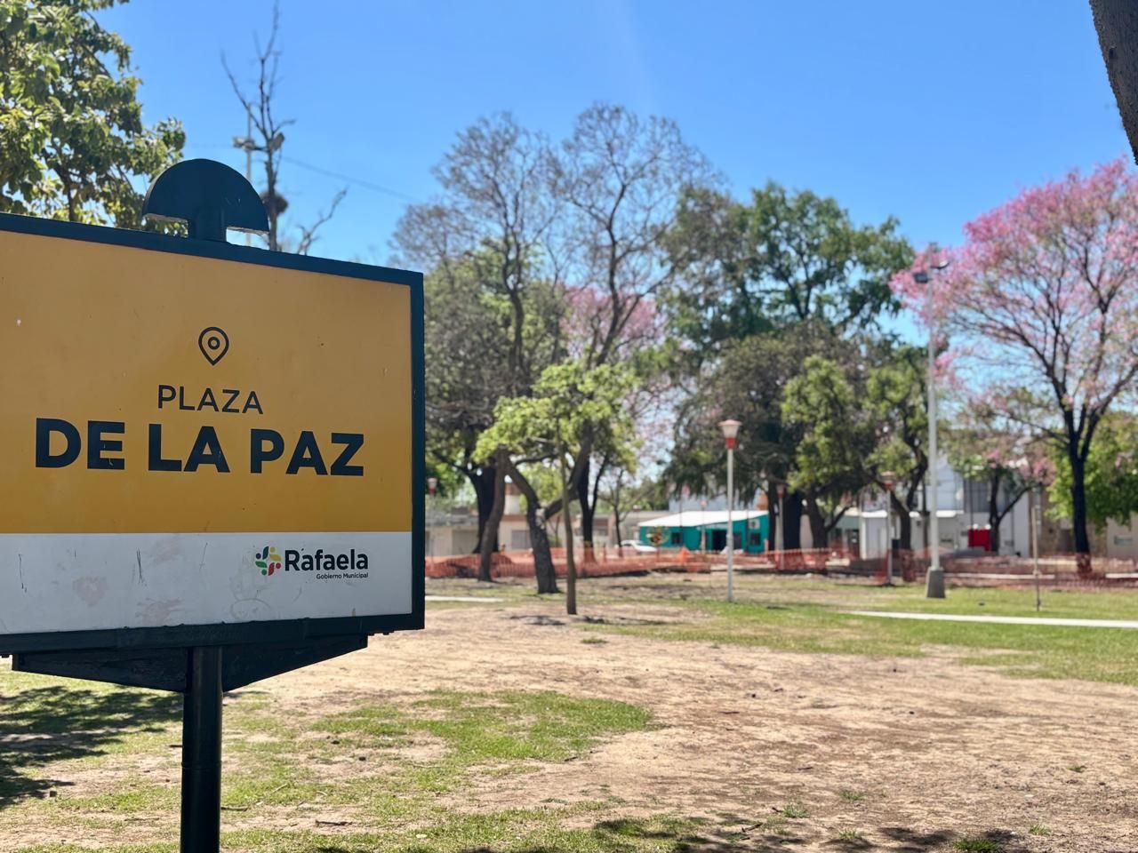 Avanzan las refacciones en la Plaza de la Paz