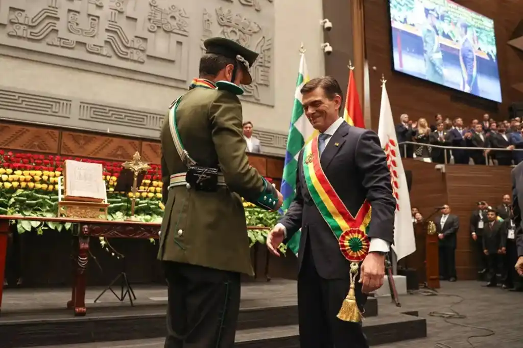 El presidente de Bolivia, Rodrigo Paz Pereira (d), recibe la banda presidencial de parte del vicepresidente Edman Lara. EFE