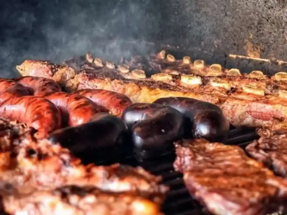 El consumo de carne vacuna cayó 42% y con un kilo de asado se compran cuatro de pollo