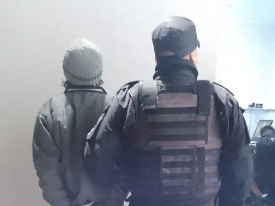 Amenazaron a una mujer con un arma, trataron de huir de la policía con una moto robada y fueron detenidos