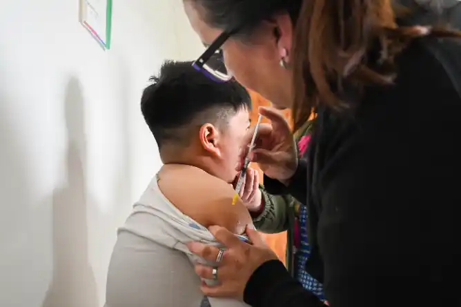 Vacunación infantil en el Hospital Municipal: llaman a completar el calendario antes del invierno