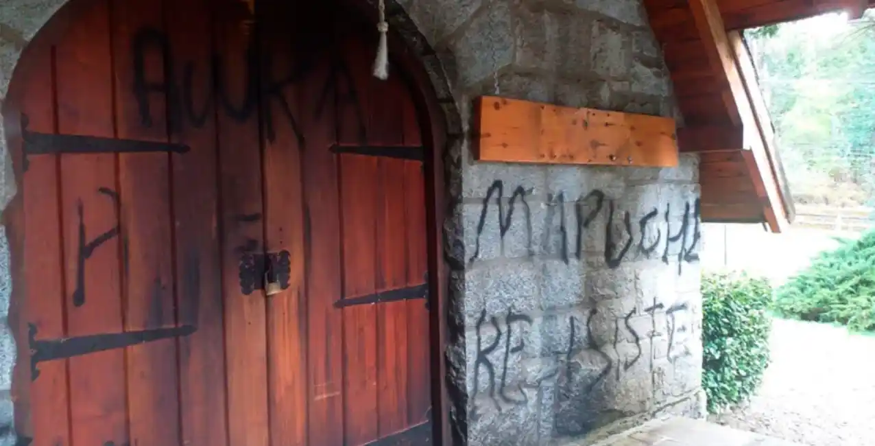 Mapuches atacaron con incendios y pintadas la capilla de Villa La Angostura