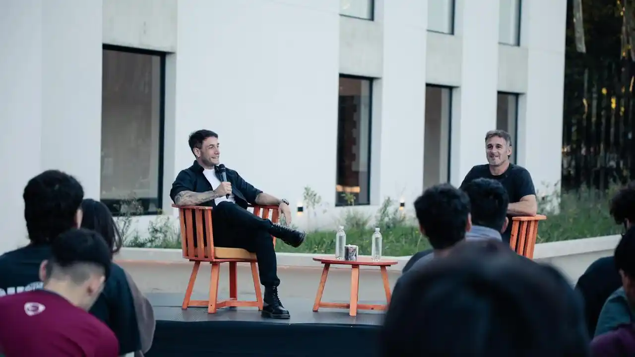 "Momo" compartió sus experiencias con los estudiantes de la Universidad