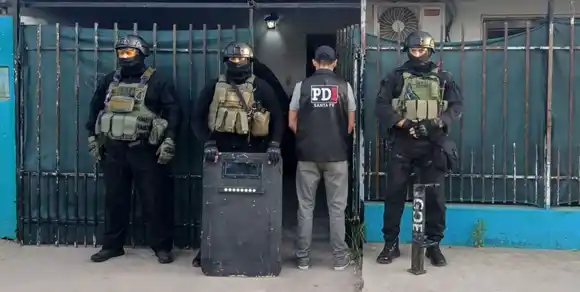 Se mandó al frente sola: quedó detenida tras publicar fotos con vehículos sospechosos y dinero en efectivo