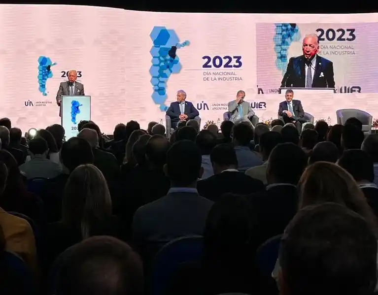 Presidente de la UIA sobre la suma fija: "Los empresarios tienen miedo porque los funden"