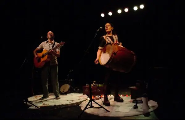 Mezcla de folk y rock en el show que brinda el dúo “Ay”