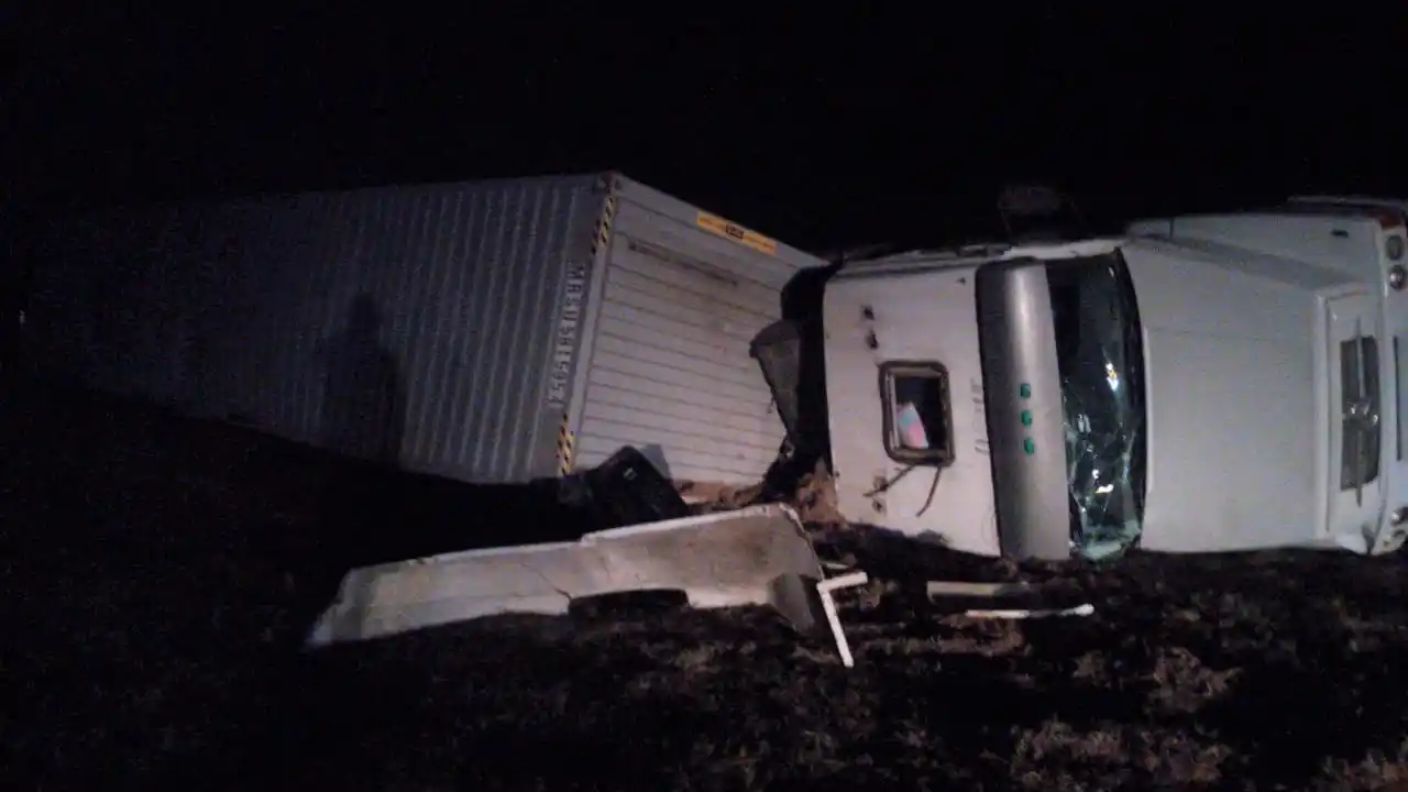 Volcó un camión en el km 165 de ruta 9: la conductora resultó sin lesiones