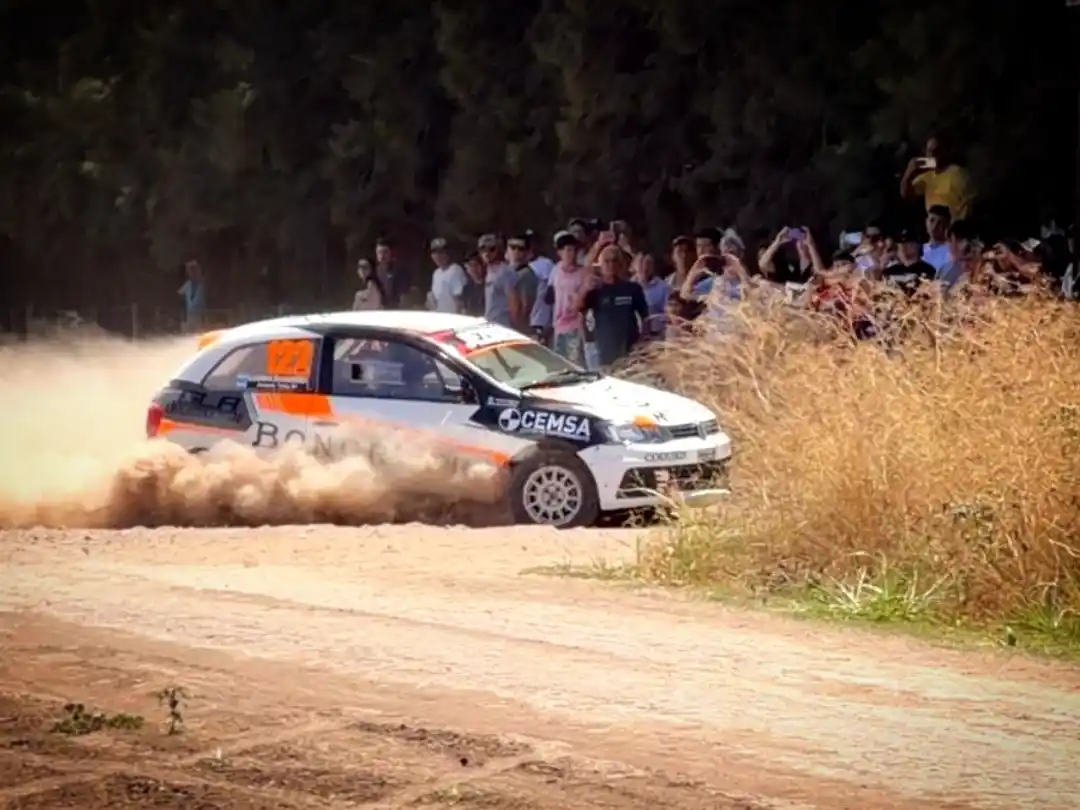 Mientras se pudo correr el VI Rally de San Pedro contó con una excelente concurrencia de público. PH: agencia.