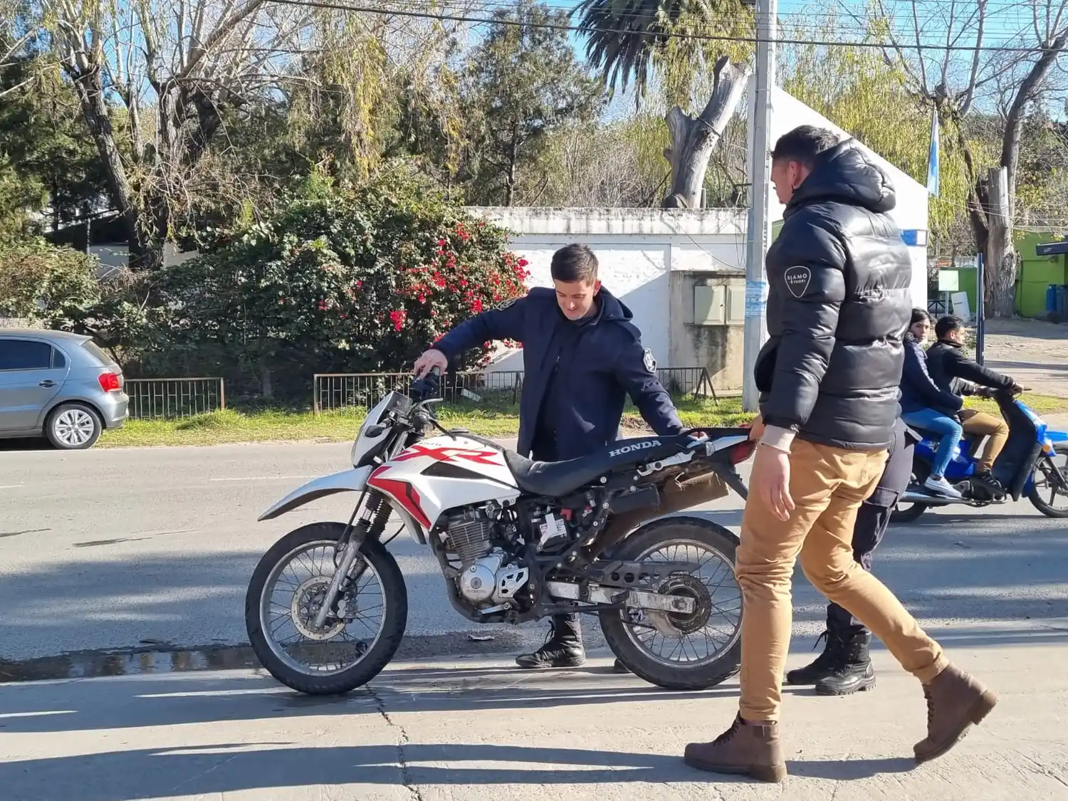 La Honda XR había quedado abajo del camión.