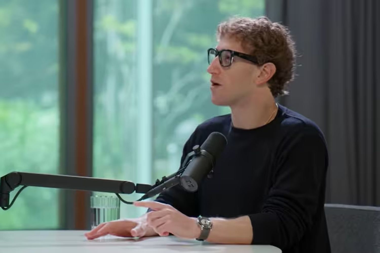 La sugerencia de Mark Zuckerberg para combatir la epidemia de la soledad