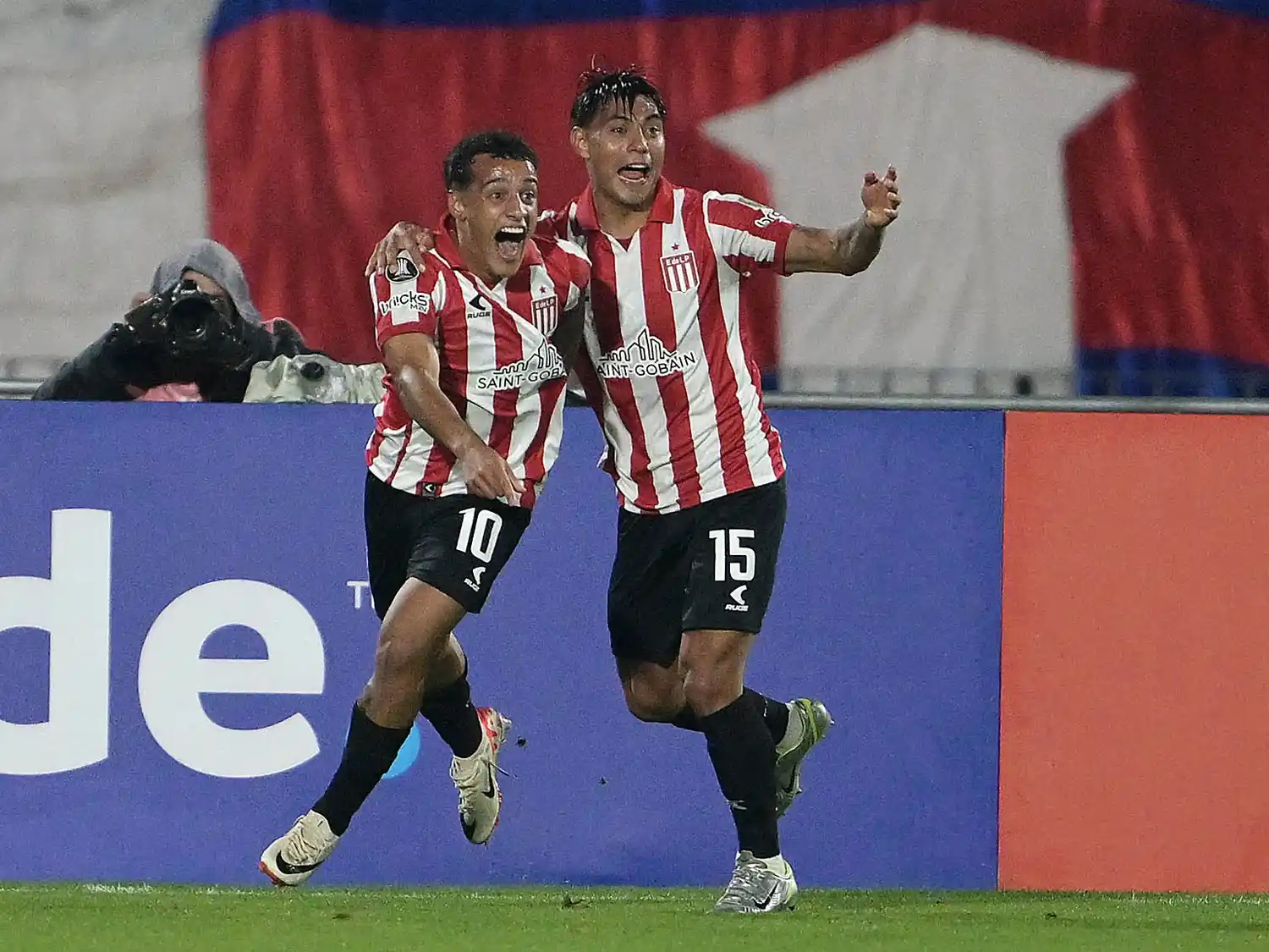 Palacios y Arzamendia festejan el primer gol “pincha”.