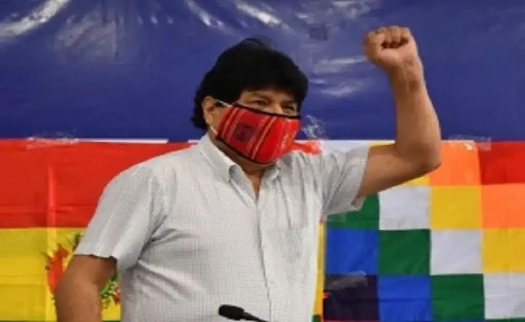 Una lluvia de sillas golpeó a Evo Morales durante un acto