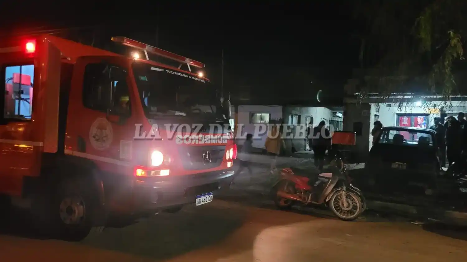 Una dotación de bomberos controló el fuego en una vivienda de calle Charcas 535
