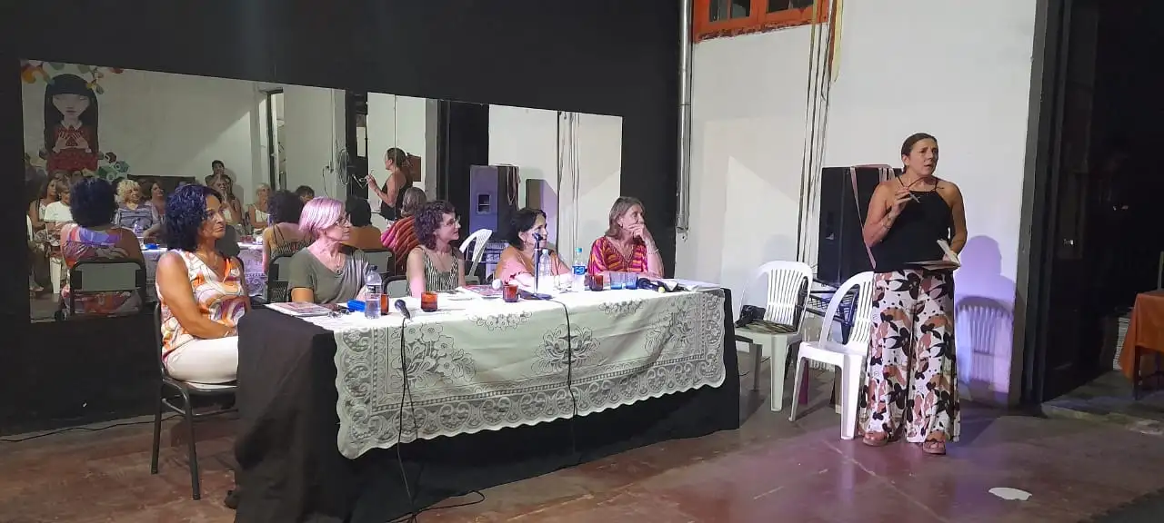 A la der. Alejandra Cordero junto a la mesa de disertantes.
