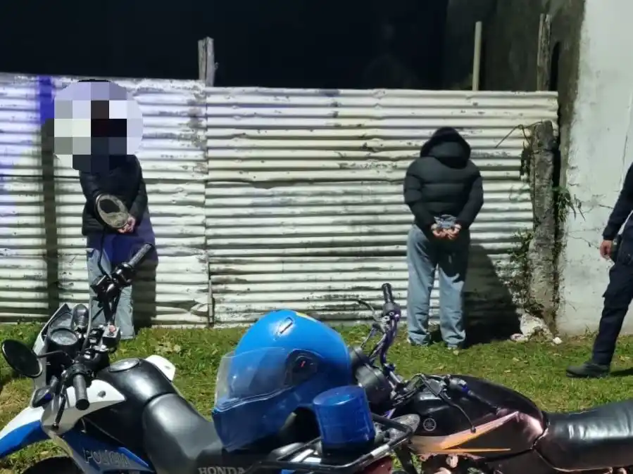 Demoraron a dos chicas que andaban en una moto robada: una de ellas terminó en la comisaría