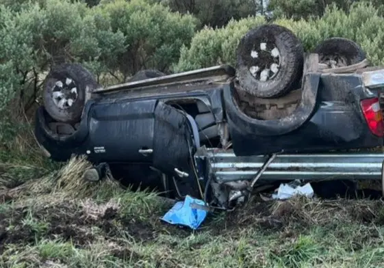 La camioneta quedó ruedas hacia arriba