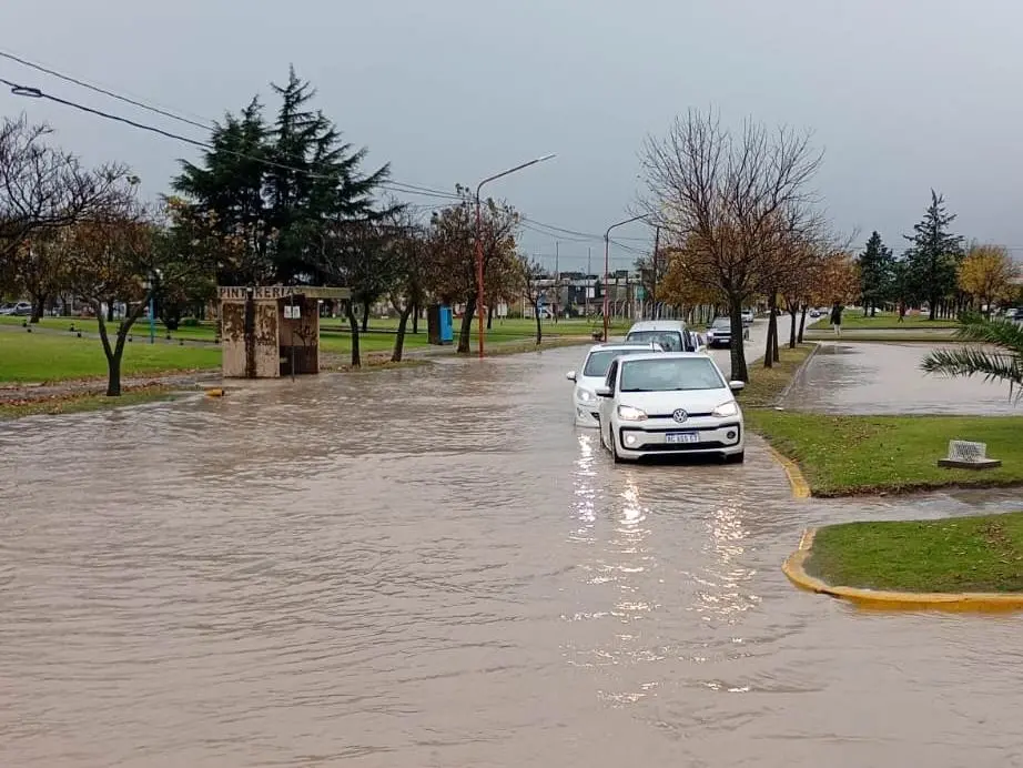 En la primera cuadra de avenida Almafuerte, frente a la Terminal de Omnibus, agua de lado a lado de la calle