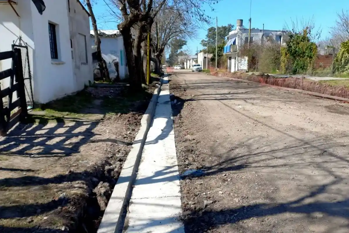 Realizan obras de cordón cuneta en diferentes barrios de Gualeguaychú