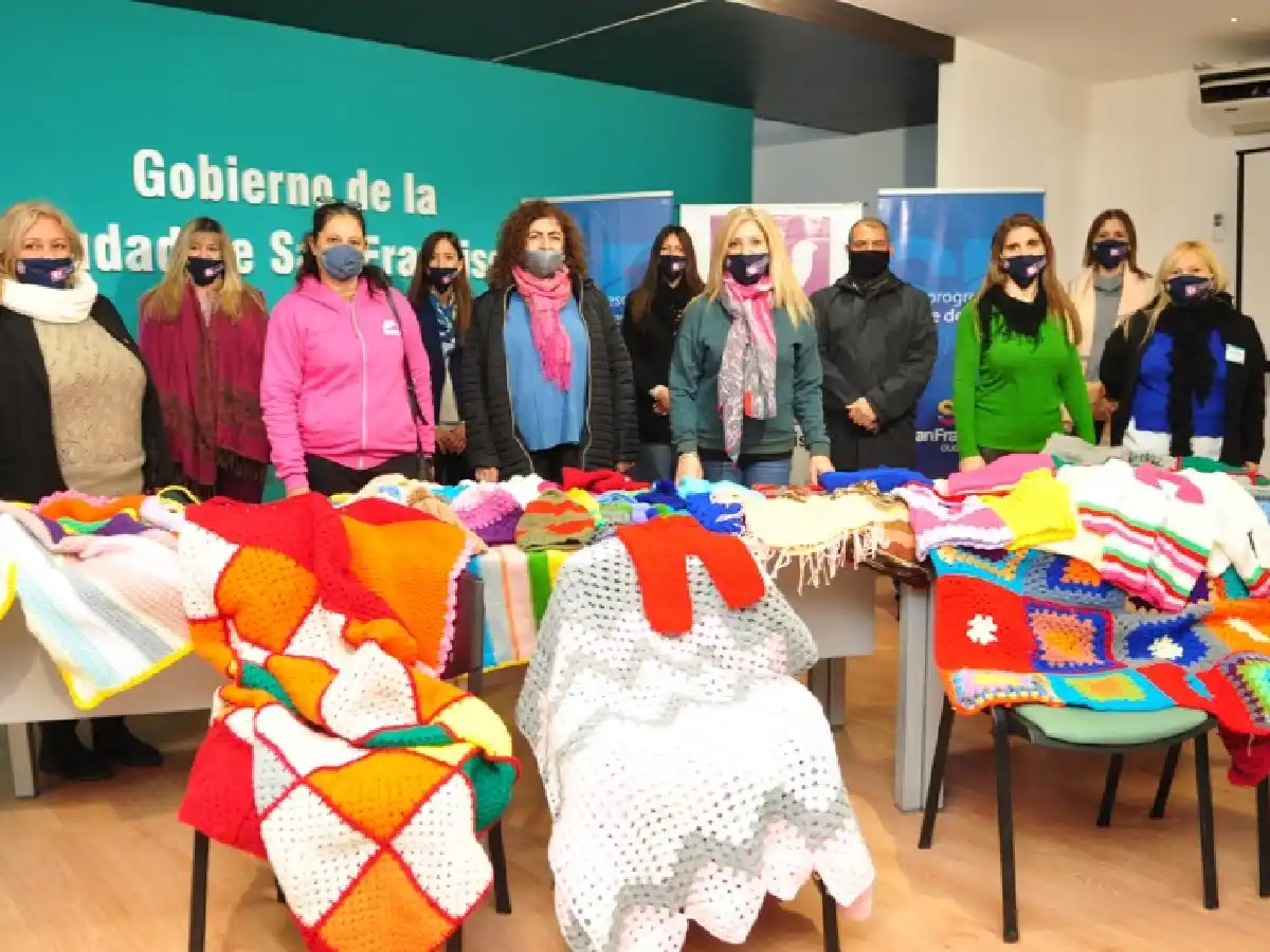 El Consejo Municipal de la Mujer entregó elementos de abrigo a Grávida