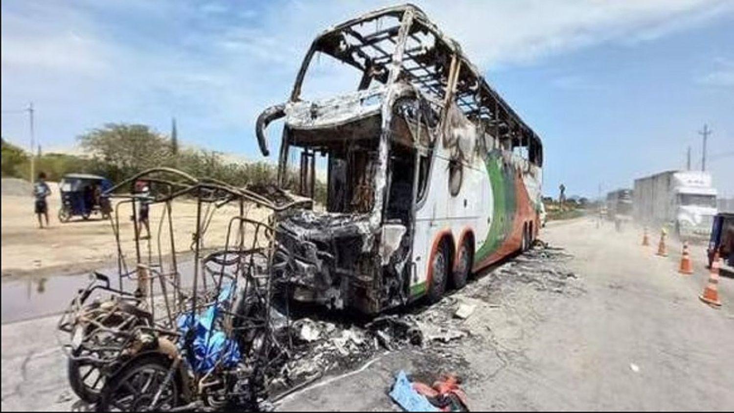 ¡IMPACTANTE! Choque entre un autobús y una moto deja 13 muertos en Perú